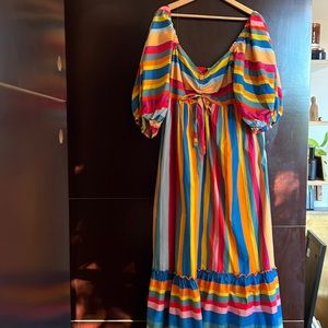 Maxi dress with puff sleeves.